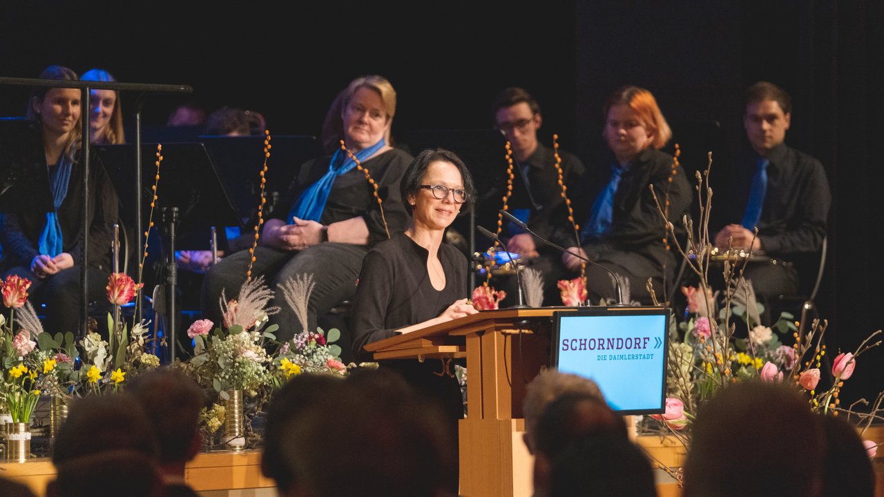 Regierungspräsidentin Susanne Bay hält eine Rede bei der Amtseinsetzung von OB Hornikel