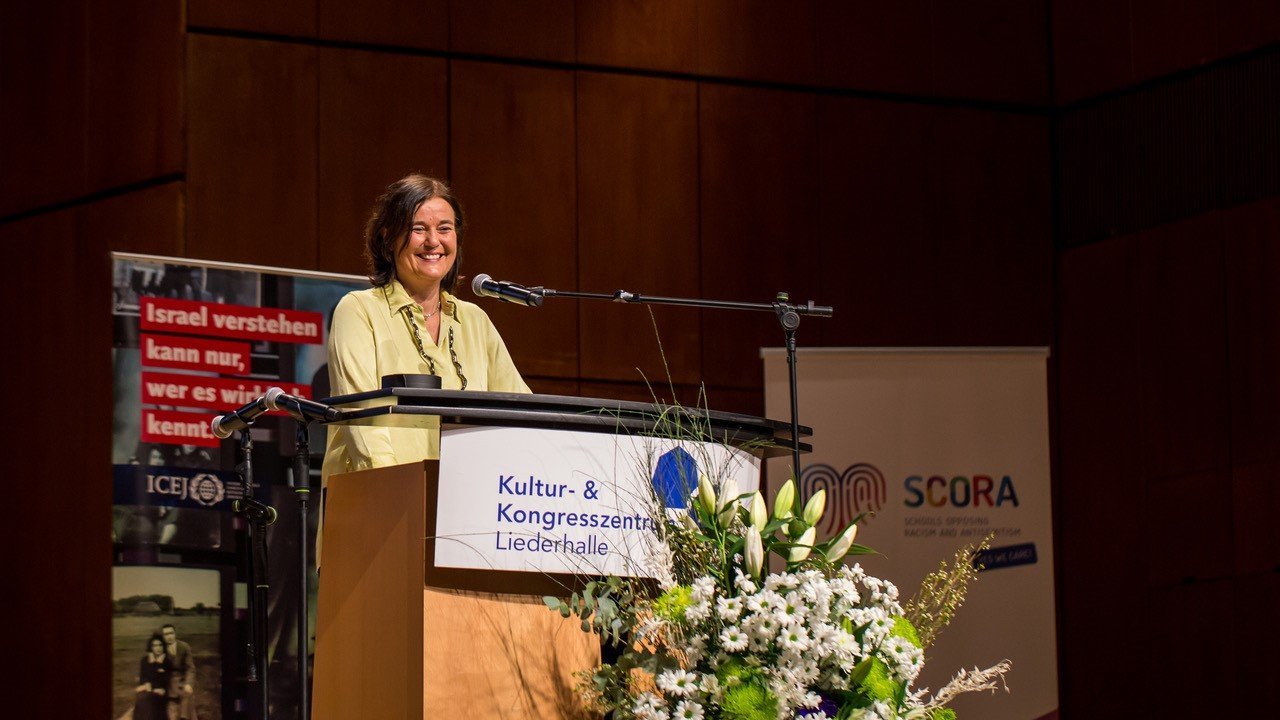 Claudia Rugart, Präsidentin der Abteilung Schule und Bildung im Regierungspräsidium Stuttgart, begrüßte die Schülerinnen und Schüler.