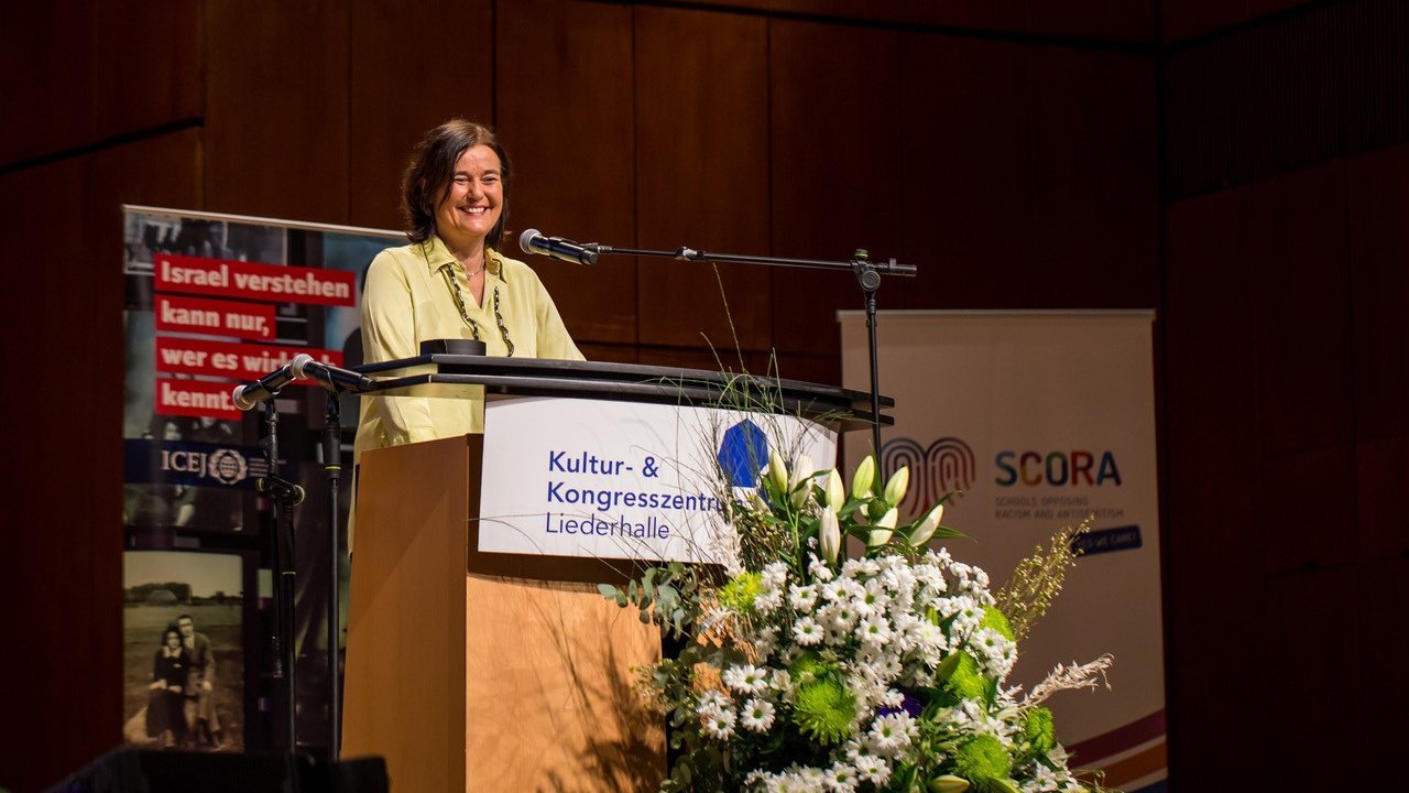 Claudia Rugart, Präsidentin der Abteilung Schule und Bildung im Regierungspräsidium Stuttgart, begrüßte die Schülerinnen und Schüler.
