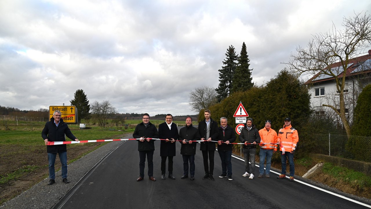 Dezernent Werner Rüger (von links), Landrat Christoph Schauder, Landtagsvizepräsident Prof. Dr. Wolfgang Reinhart, Bürgermeister Joachim Döffinger, Matthias Sturm (Sachgebietsleiter Regierungspräsidium Stuttgart), Ingolf und Sven Klärle (Firma Dvorak), Michael Suppinger und Amtsleiter Markus Metz (beide Straßenbauamt) eröffneten die L 513 am Ortsende von Assamstadt