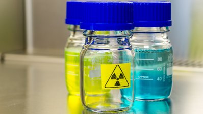 Bild zeigt radioaktive Proben in Laborflaschen