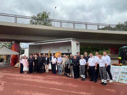 Gruppenbild mit Beteiligten und Partner