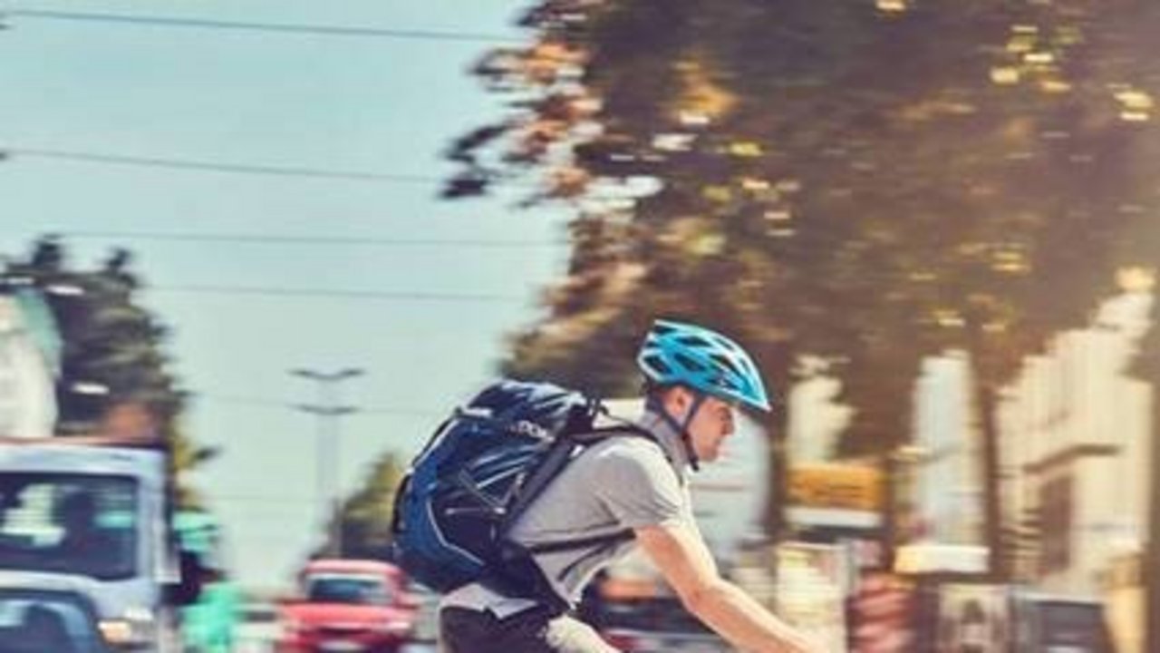 Radfahrer beim Überqueren einer Straße