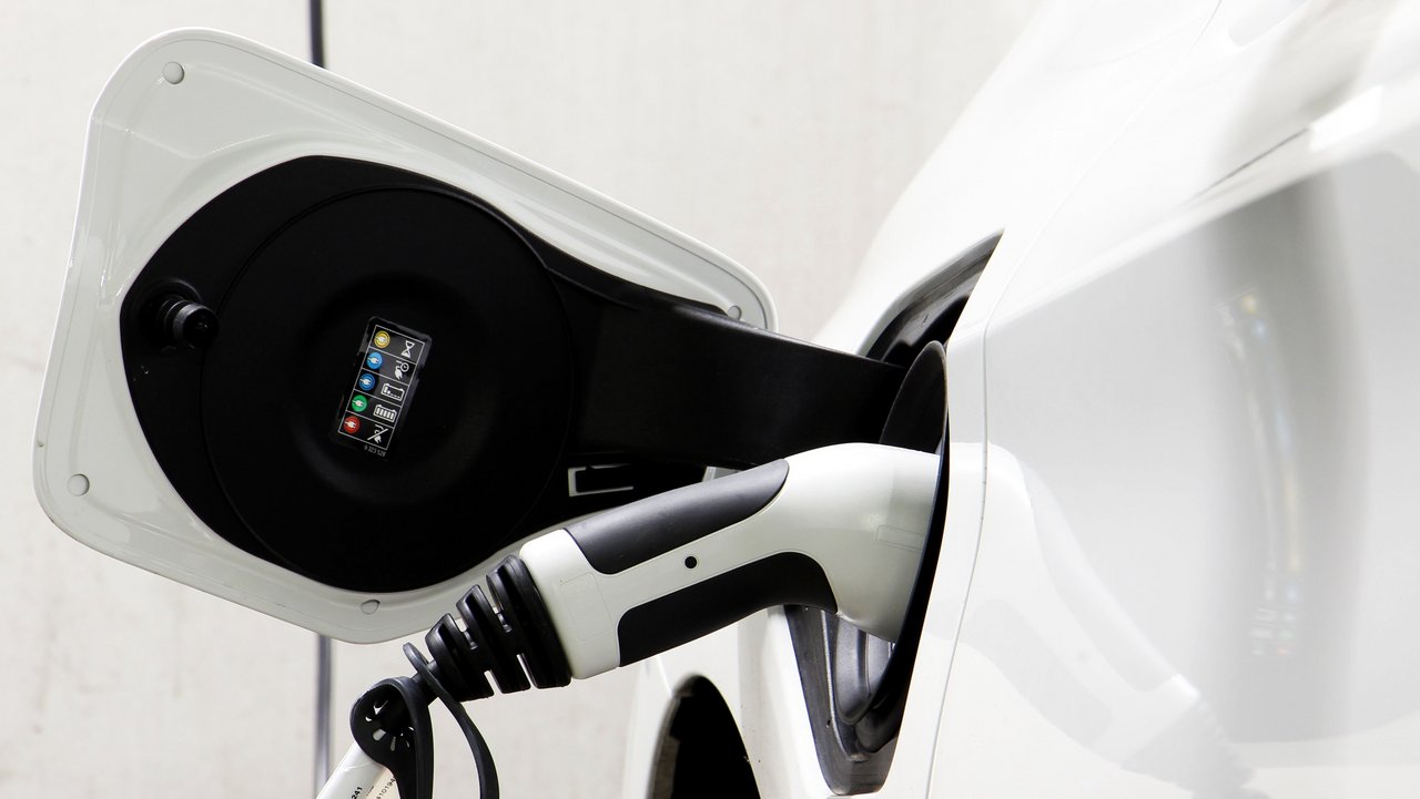 Ein E-Auto wird an einer Ladestation aufgeladen