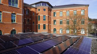 Fertig montierte Photovoltaikanlage auf einem Dach