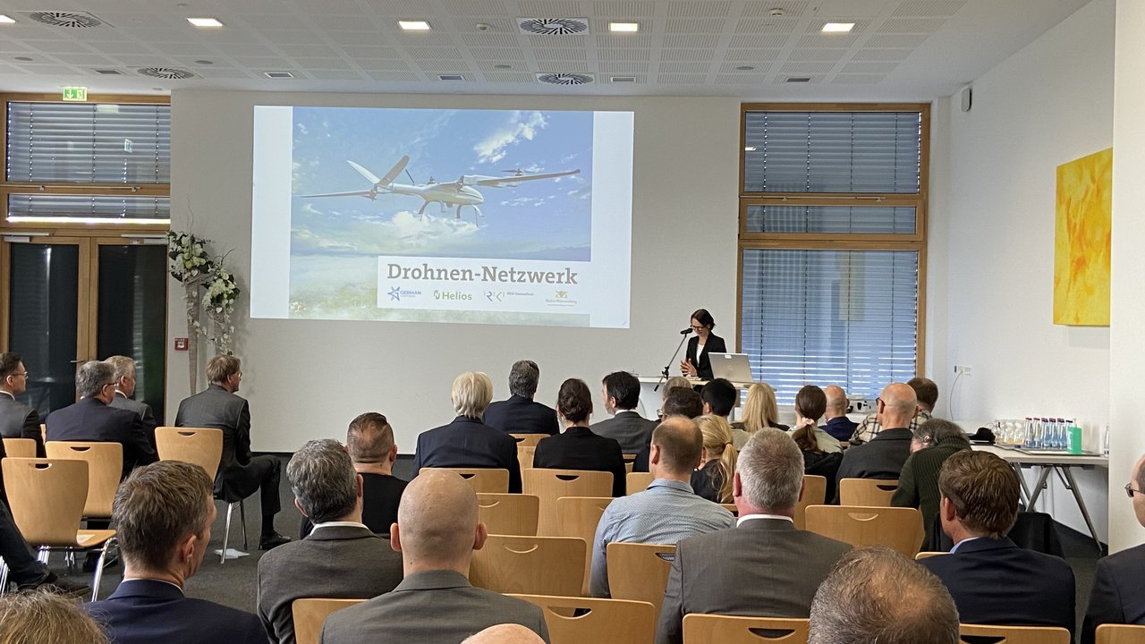 Frau Regierungspräsidentin Bay hält das Grußwort vor Publikum