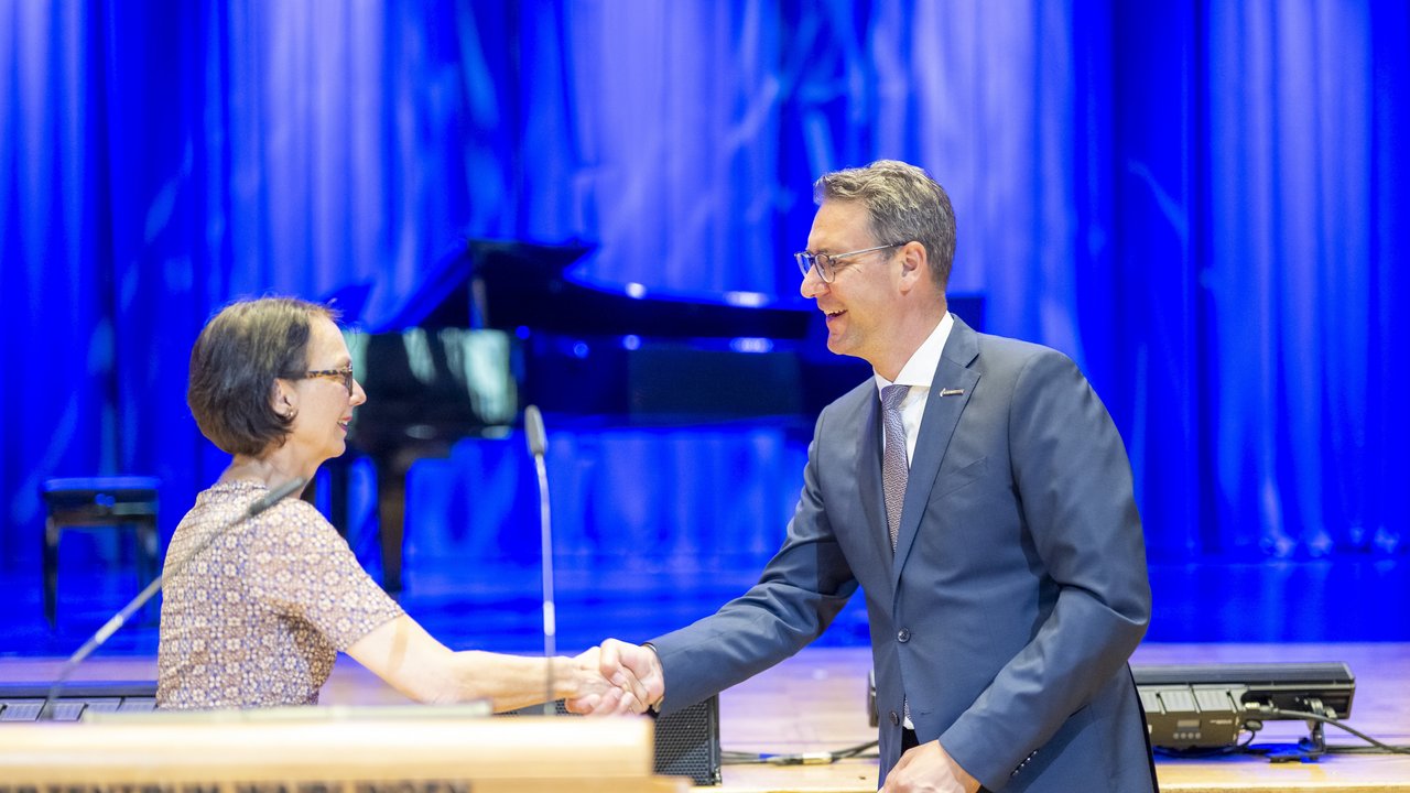 Regierungspräsidentin Susanne Bay gratuliert Landrat Dr. Richard Sigel