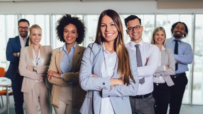 Frauen und Männer in Businesskleidung