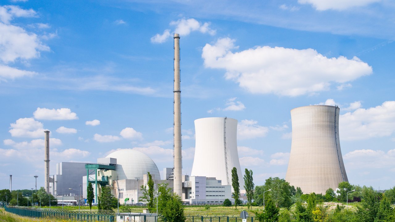 Bild zeigt ein Atomkraftwerk mit zwei Türmen