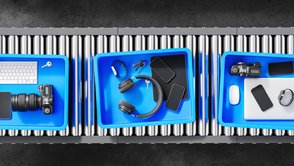 Bild zeigt Boxen mit elektronischen Geräten und persönlichen Gegenständen an der Sicherheitskontrolle am Flughafen