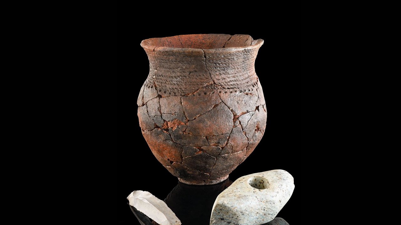 Schnurverzierter Becher, Felsgesteinaxt und Silexklinge aus einem schnurkeramischen Grab