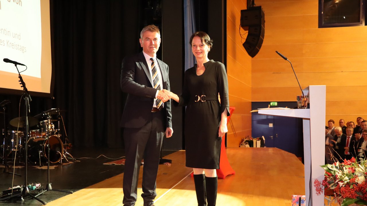 Regierungspräsidentin Susanne Bay hat den neuen Landrat des Hohenlohekreises, Ian Schölzel, vereidigt und verpflichtet.
