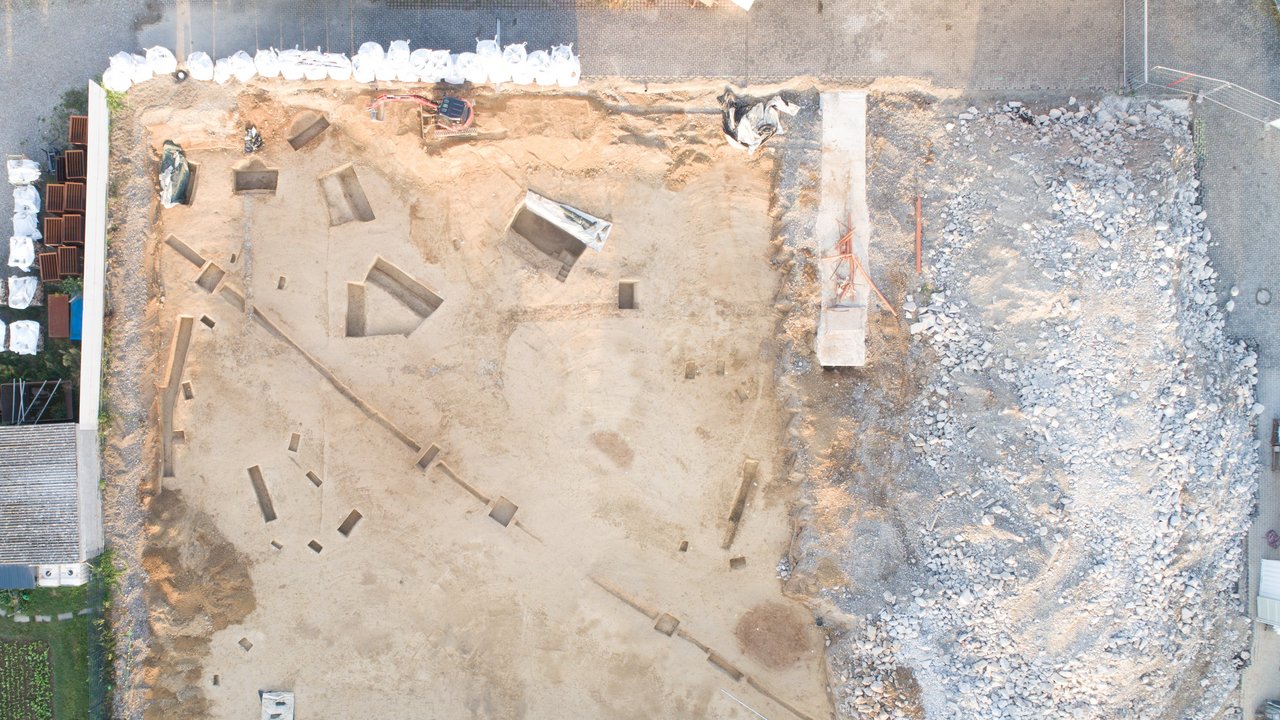 3.	Stand der Ausgrabung in der Südwestecke aus der Vogelperspektive mit der ganz in der Ecke liegenden Vorratsgrube und dem Südwest-Nordost-Gräbchen der Urnenfelderkultur (ca. 1200–800 v.Chr.)