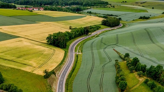 Freie Fahrt in beide Richtungen auf sechs Metern Breite: Die Kreisstraße K 2800 zwischen Zimmern und Messelhausen wurde auf 2,3 Kilometern Länge für rund fünf Millionen Euro erneuert.