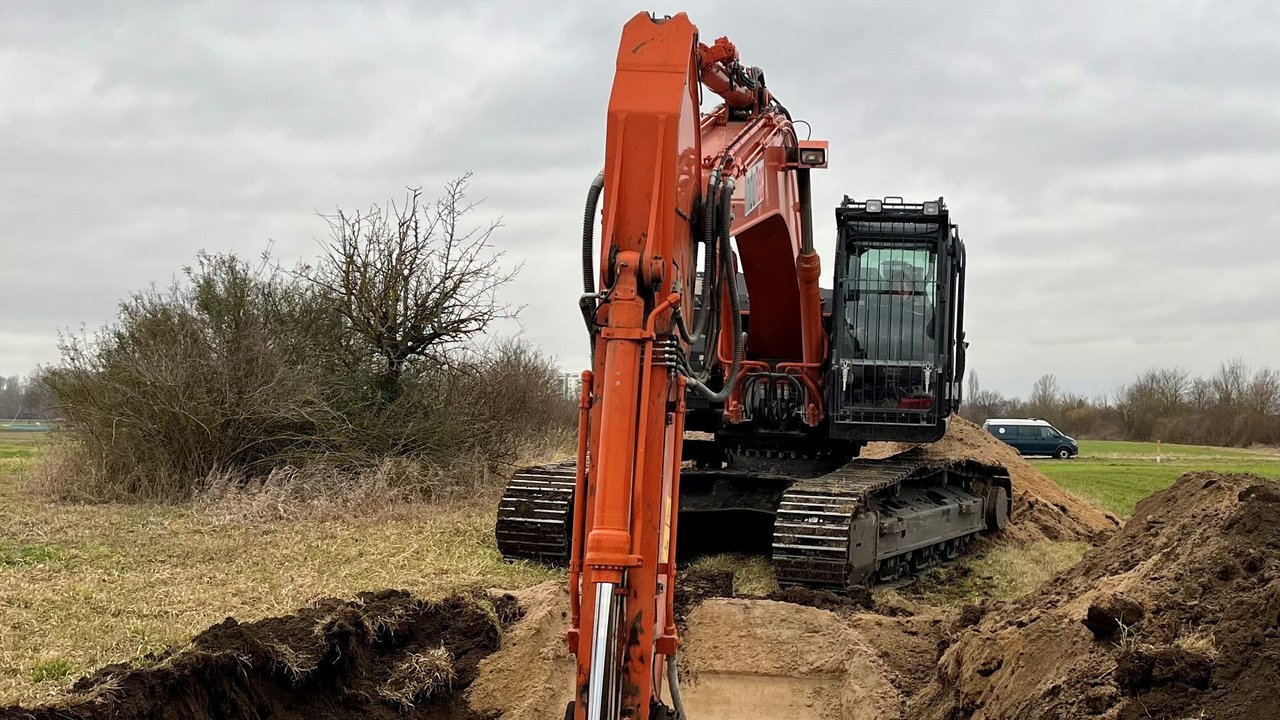 Ausheben der Sprenggrube bei einem Einsatz des KMBD in Mannheim