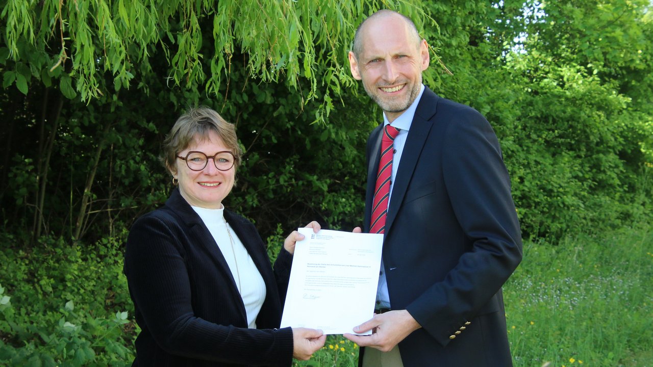 Kristina Klammt (rechts), zuständige Referentin am Regierungspräsidium Stuttgart, überreicht Nikolaus Weiske (links) das Bestellungsschreiben von Kultusministerin Theresa Schopper. 