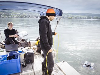 Der Tauchroboter des LAD im Regierungspräsidium Stuttgart wird zum Abtauchen ins Wasser gelassen