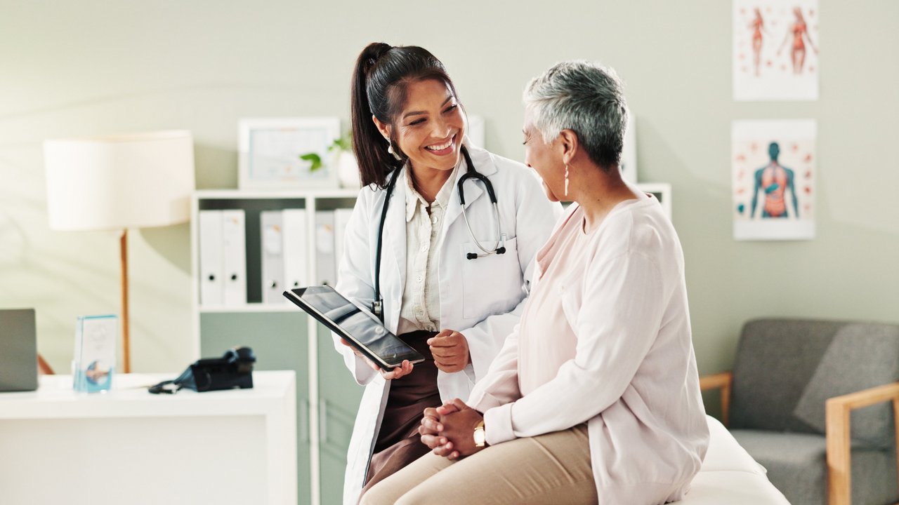Ärztin im Gespräch mit einer Patientin