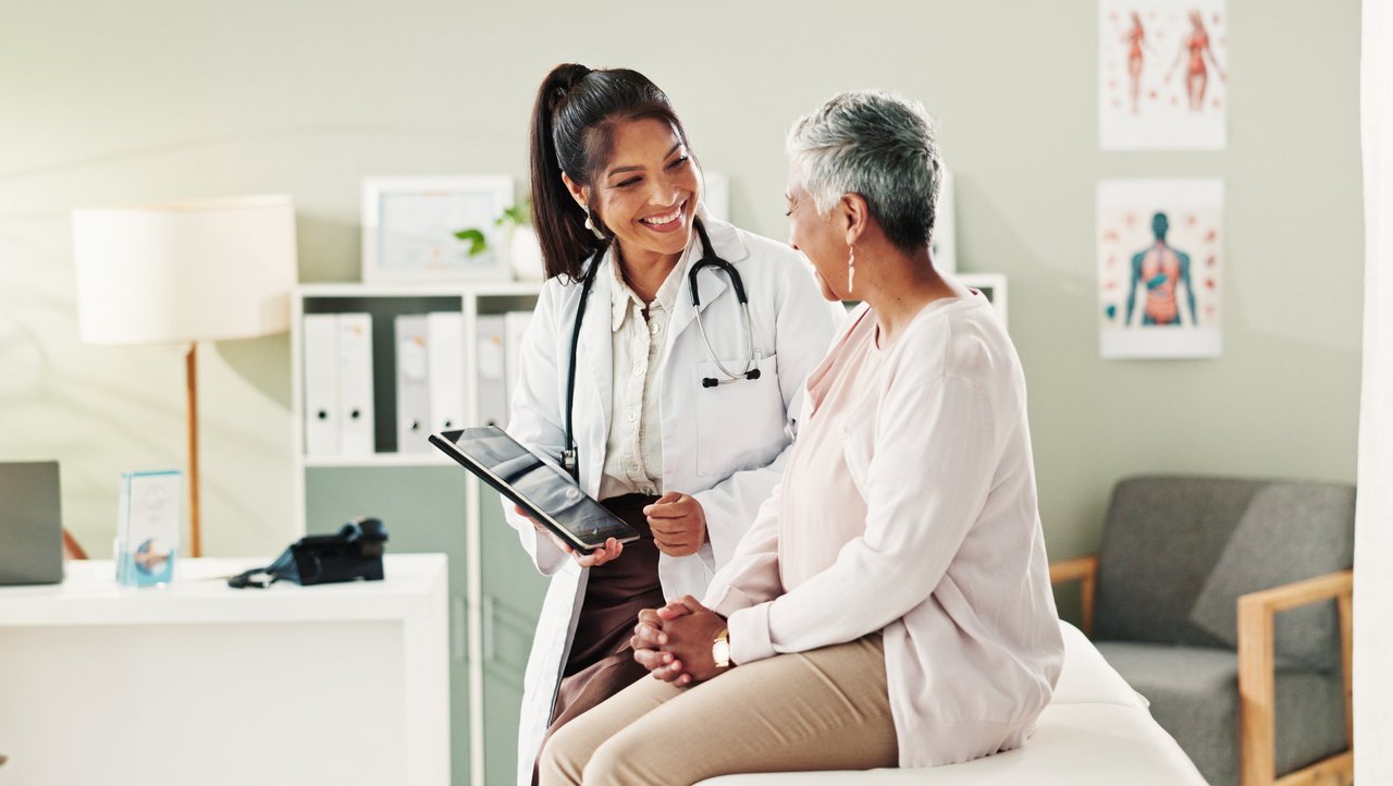 Ärztin im Gespräch mit einer Patientin