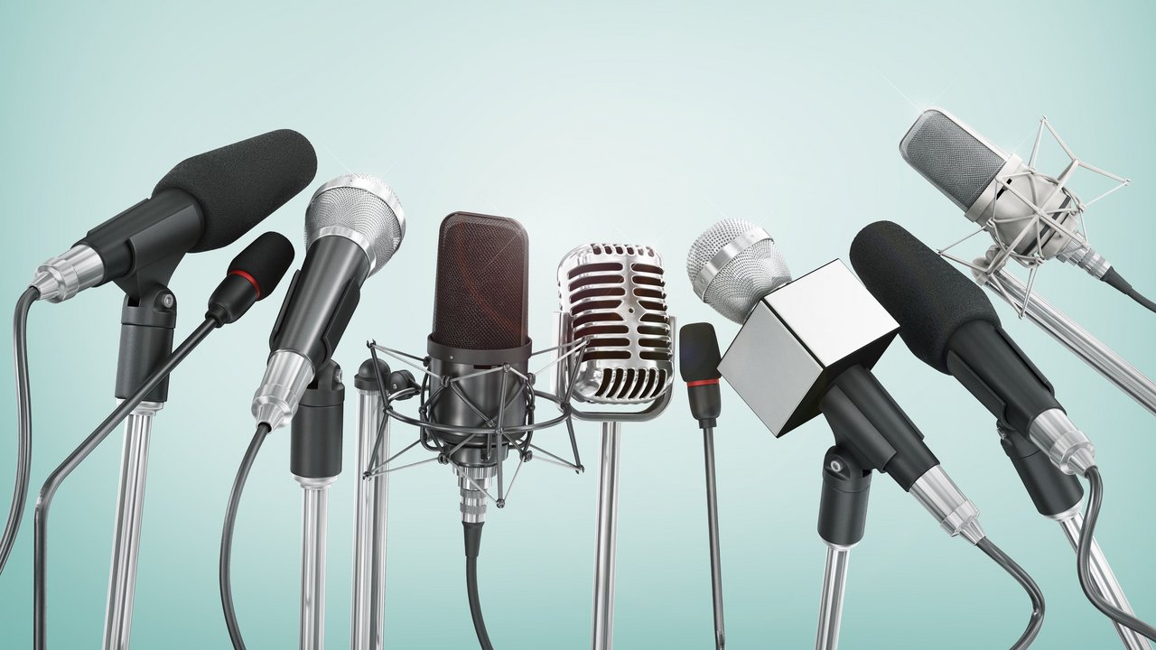 Mikrophone installiert für eine Pressekonferenz Mikrophone installiert für eine Pressekonferenz
