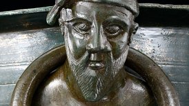 Attache/Büste eines von drei Sueben mit typischer Haartracht (Suebenknoten) auf dem Kessel von Kariv (Ukraine); frontale Ansicht