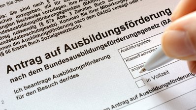 Ausfüllen eines Antrags auf Ausbildungsförderung
