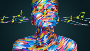 Frau mit buntem Body-Painting und Noten