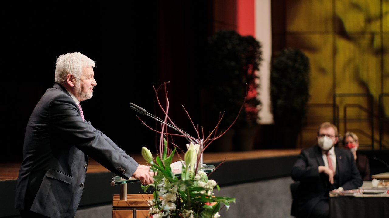 Regierungspräsident Wolfgang Reimer hält Rede