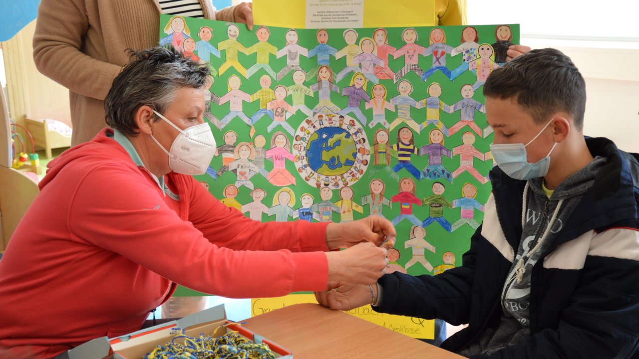 Rektorin Birgit Reißmüller verteilte die Freundschaftsbänder.