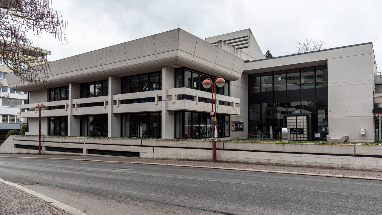 Stadtbibliothek Sindelfingen von der Straße aus gesehen, davor Straßenlaternen
