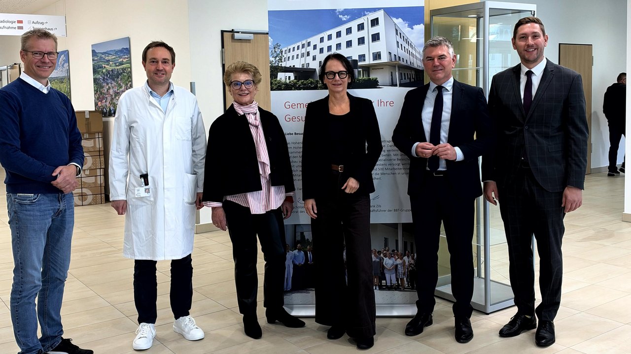 Frank Feinauer, Dr. med. Holger Wolff, Petra Gerweck, Susanne Bay, Ian Schölzel und Marco Hess beim gemeinsamen Austausch im Neubau des Hohenloher Krankenhauses (von links nach rechts).