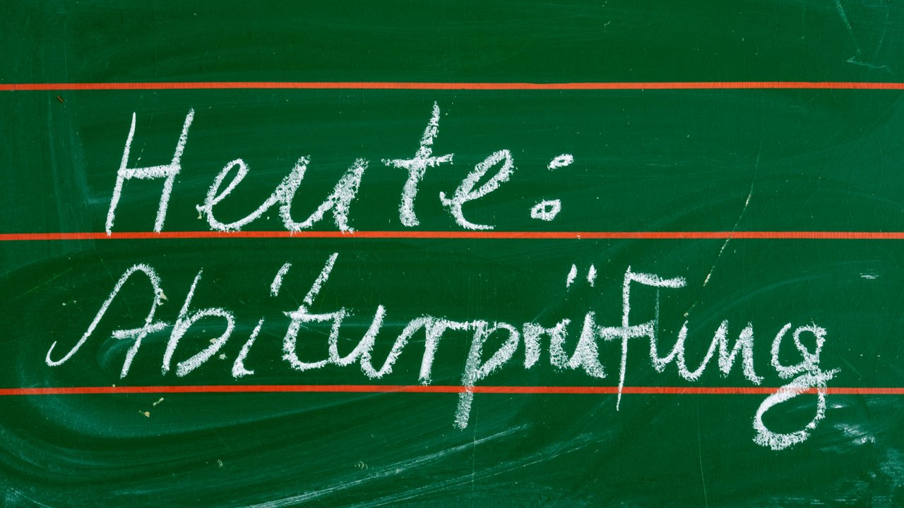 Tafel mit Kreideaufschrift "Heute: Abiturprüfung"