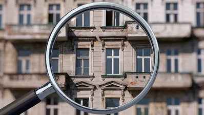 Gebäude unter der Lupe