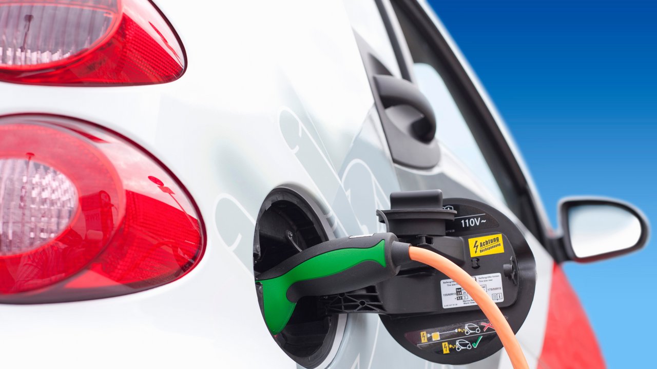 Bild zeigt ein Elektroauto an einer Ladestation