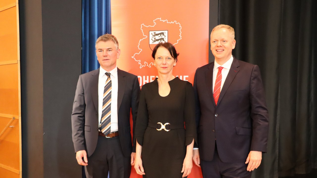 Regierungspräsidentin Susanne Bay mit Landrat Ian Schölzel (links) und Landrat a. D. Dr. Matthias Neth (rechts).