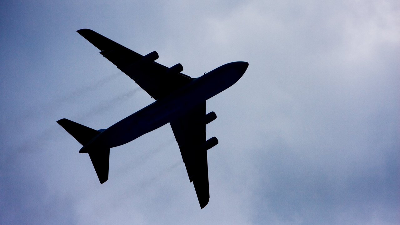fliegendes Flugzeug mit Himmel im Hintergrund