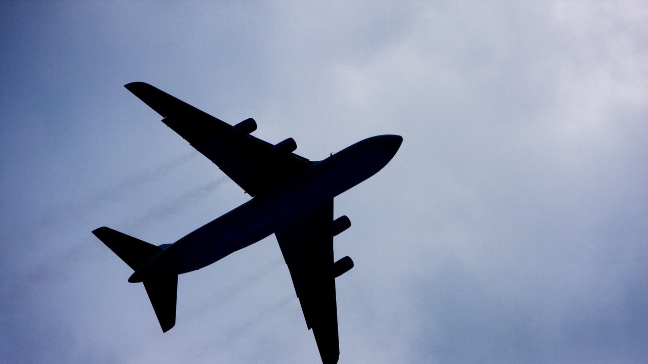 fliegendes Flugzeug mit Himmel im Hintergrund
