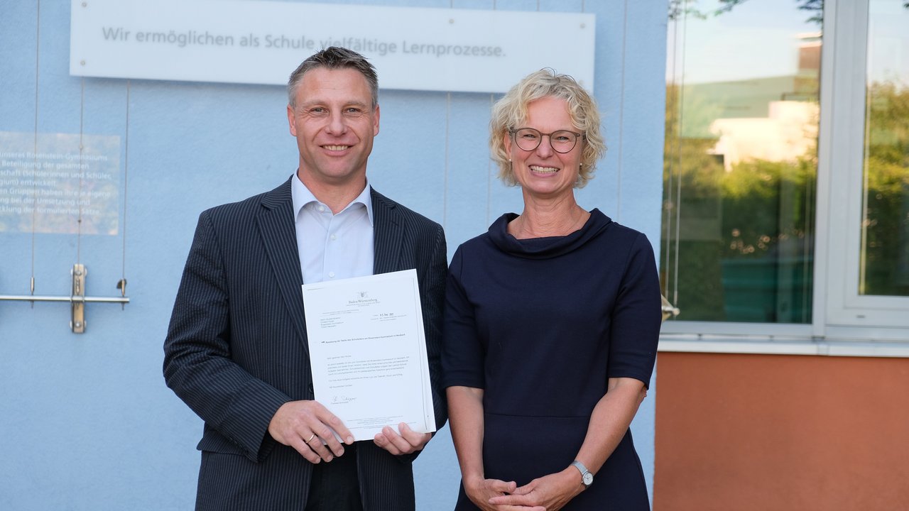 Bild zeigt Anne Löcherbach und Christoph Huber bei der Überreichung des Bestellungsschreibens