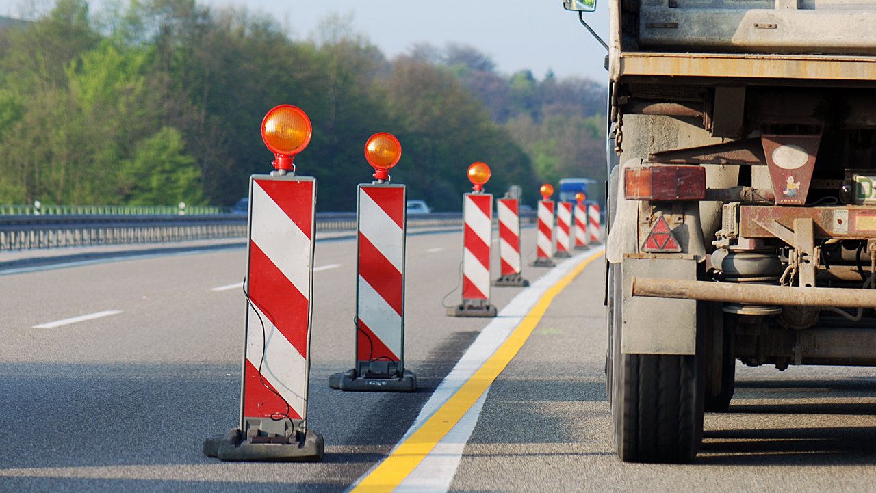 LKW in einer Baustelle auf der Autobahn