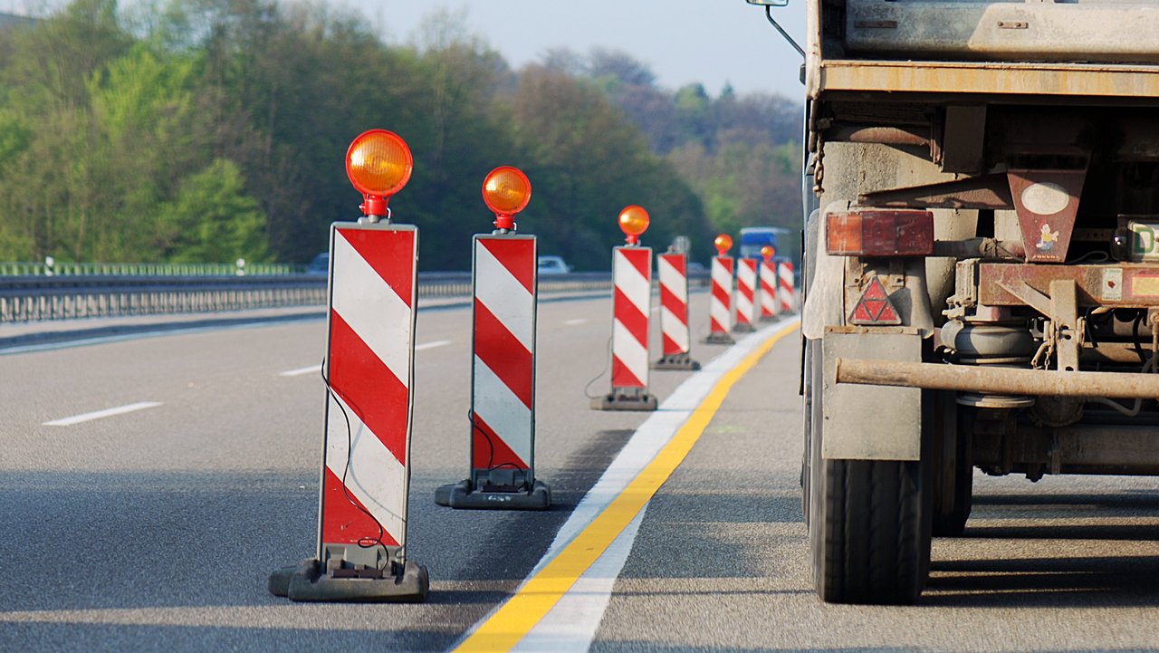 LKW in einer Baustelle auf der Autobahn