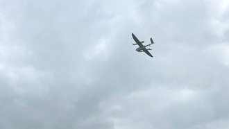 Anflug der Drohne, die eine Flügelspanne von drei Meter und ein Abfluggewicht von rund 13 Kilogramm hat. Die Reichweite beträgt bis zu 100 Kilometer. 