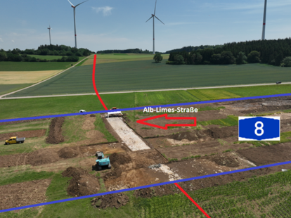 Die historische Alblimes-Straße wird von der zukünftigen Trasse der A8 bei Drackenstein im 90-Grad-Winkel gequert. Zu sehen sind die aktuellen Freilegungsarbeiten der römischen Straße im Juni 2026, Blick nach Ost