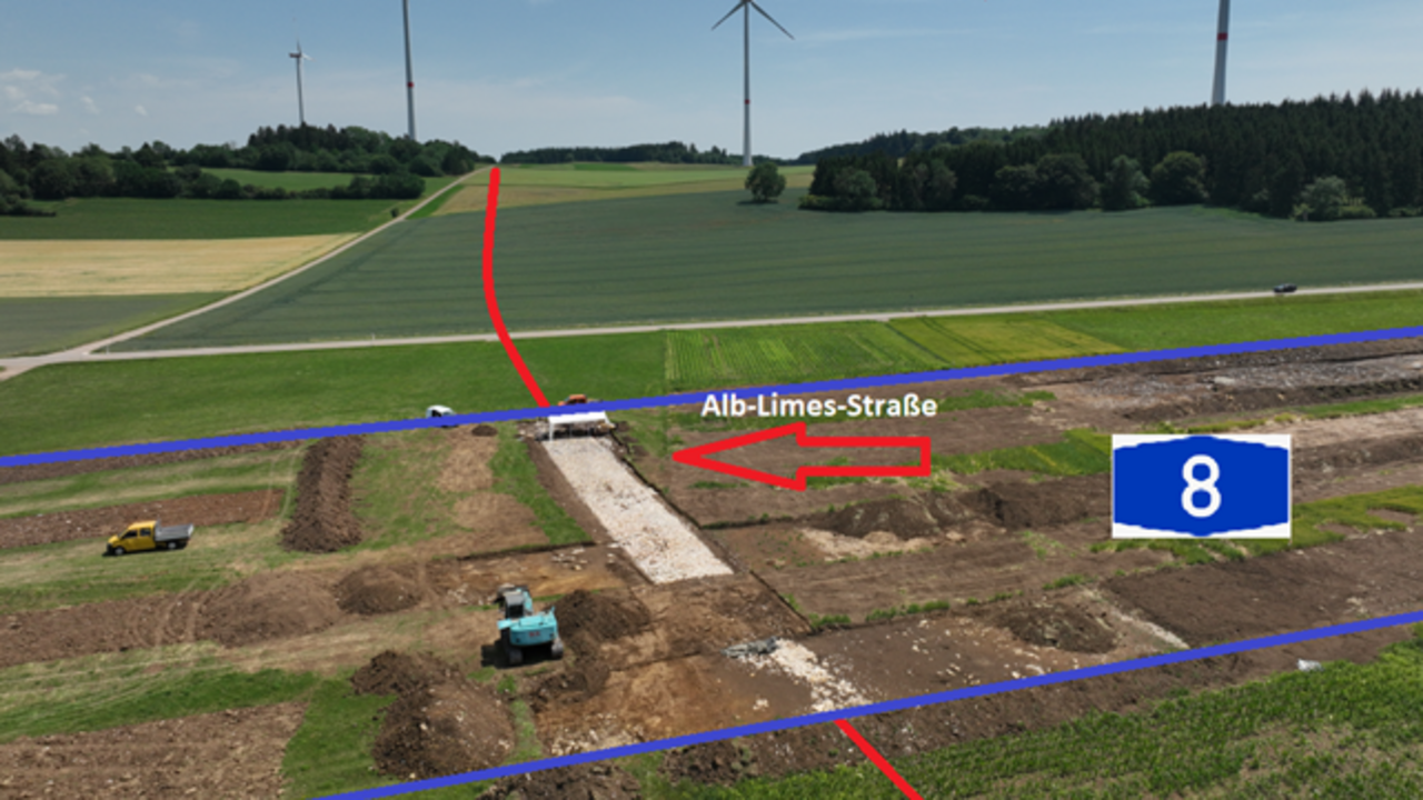 Die historische Alblimes-Straße wird von der zukünftigen Trasse der A8 bei Drackenstein im 90-Grad-Winkel gequert. Zu sehen sind die aktuellen Freilegungsarbeiten der römischen Straße im Juni 2026, Blick nach Ost