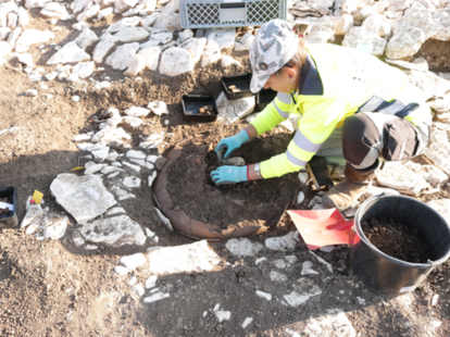 Im Umfeld der Alblimes-Straße finden sich zahlreiche vorrömische Siedlungsspuren, wie hier eine Urne der späten Bronzezeit, die teilweise unter der Alblimes-Straße angetroffen wurde.