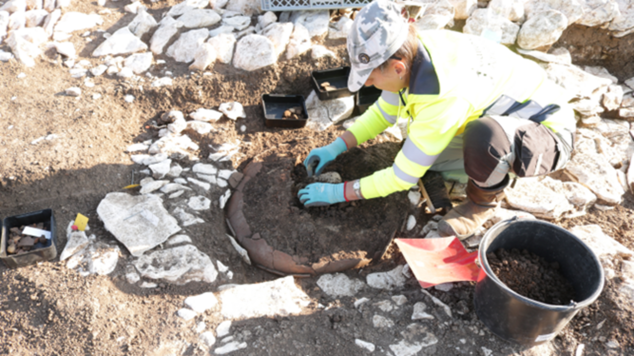 Im Umfeld der Alblimes-Straße finden sich zahlreiche vorrömische Siedlungsspuren, wie hier eine Urne der späten Bronzezeit, die teilweise unter der Alblimes-Straße angetroffen wurde.