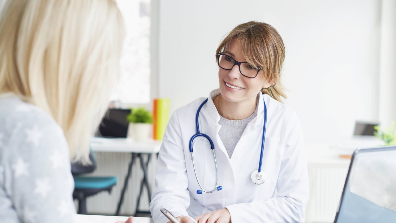 Bild zeigt eine Ärztin mit einer Patientin