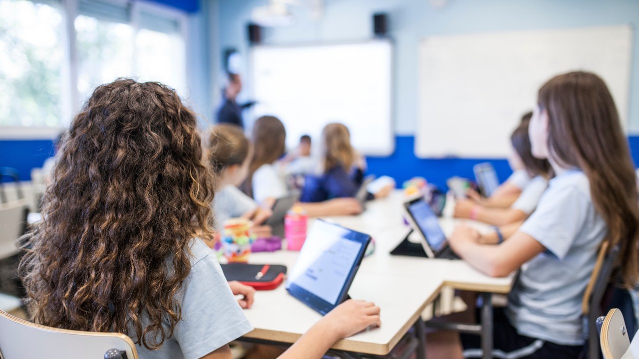 Kinder beim Schulunterricht jedes Kind hat vor sich ein Tablet