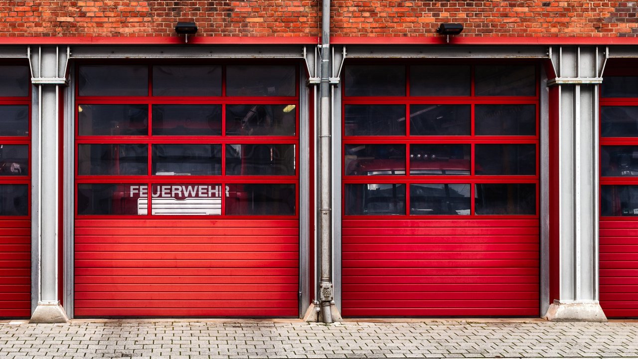 Feuerwehrhaus mit Fahrzeugen Bild zeigt Feuerwehrhaus mit Fahrzeugen