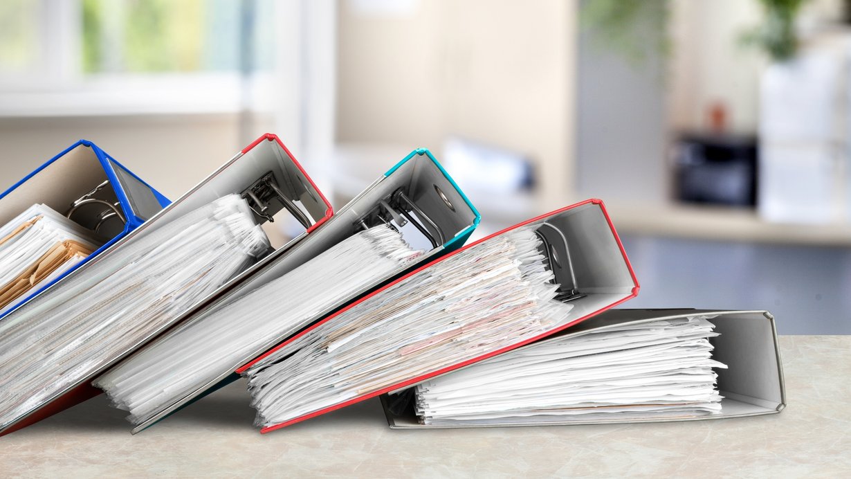 Bild zeigt 5 liegende Aktenordner