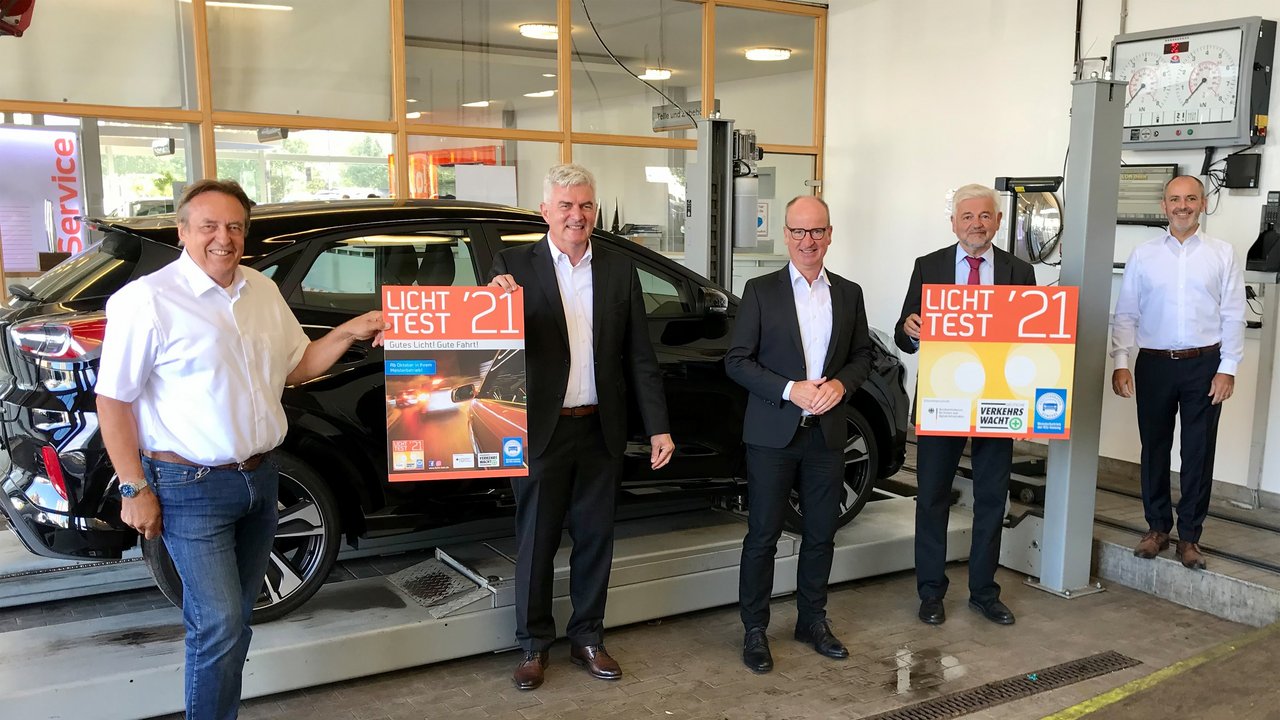Hoffen auf möglichst viele Licht-Test-Teilnehmer: Obermeister Torsten Treiber, Burkhard Metzger (Präsident Landesverkehrswacht), Geschäftsführer Christian Reher von der Kraftfahrzeuginnung Region Stuttgart, Regierungspräsident Wolfgang Reimer und Nico Schreiber von der Autowelt Winkler und Schreiber, in deren Werkstatt der erste Licht-Test der neuen Saison stattfand (v.l.n.r.)